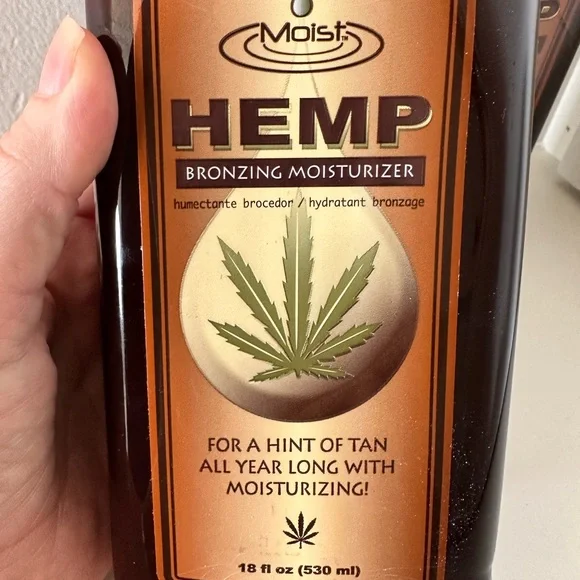 Moist Hemp Bronzing Moisturizer - Picture 2 of 3